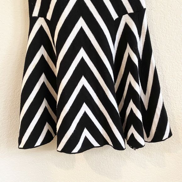 Banana Republic Black And White Chevron Stripe Knit Sleeveless Dress XS Petite - Picture 3 of 9